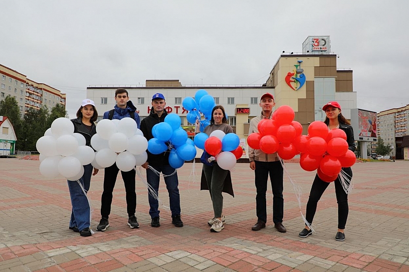 Молодые специалисты «Ланегепаснефтегаза» провели акцию ко Дню российского флага