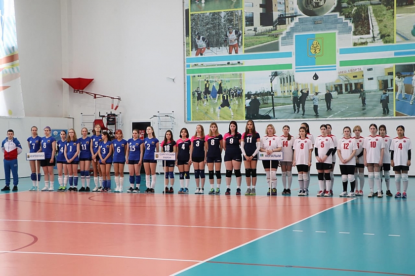 В Когалыме состоялось открытие первенства округа по волейболу среди девушек