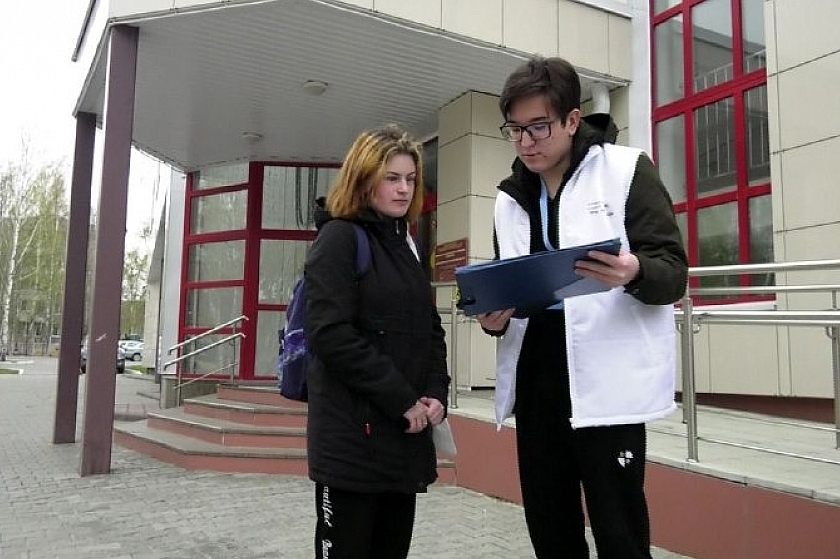 Урайские волонтёры оказывают помощь в проведении рейтингового голосования «Формирование комфортной городской среды»
