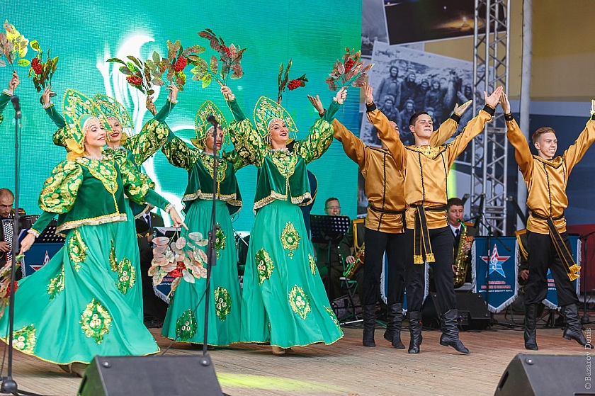 Сегодня на центральной площади Когалыма - концерт ансамбля песни и пляски Краснознамённого Центрального военного округа!
