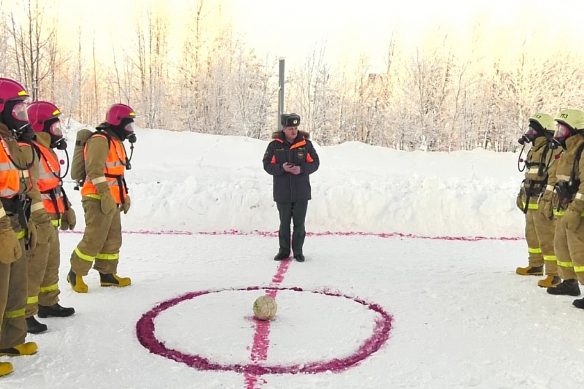 Сотрудники Когалымского пожарно-спасательного гарнизона сыграли в футбол в профессиональной экипировке
