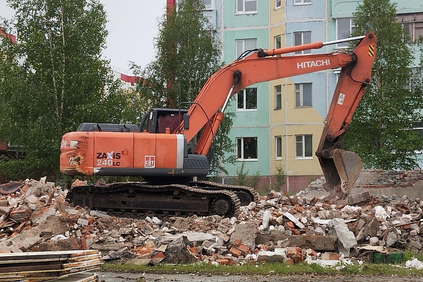 В Покачах демонтируют опасную постройку рядом со школой