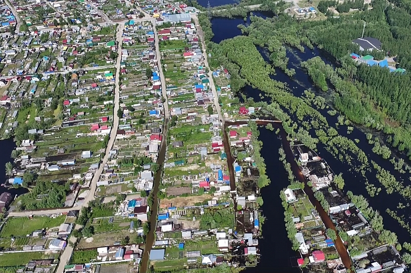 Очистка воды на затопленных участках в Лангепасе