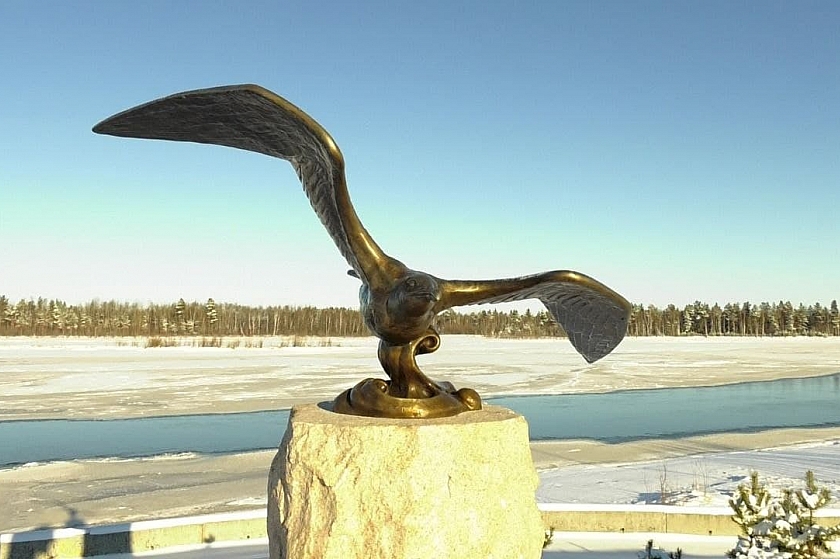В Урае с пьедестала украли бронзовую скульптуру птицы Сури