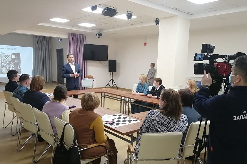 Депутат Думы Югры Алексей Тулупов вручил благодарственные письма урайским шахматистам
