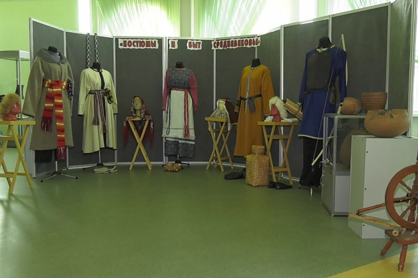 В краеведческом музее Покачей работает выставка средневековых костюмов