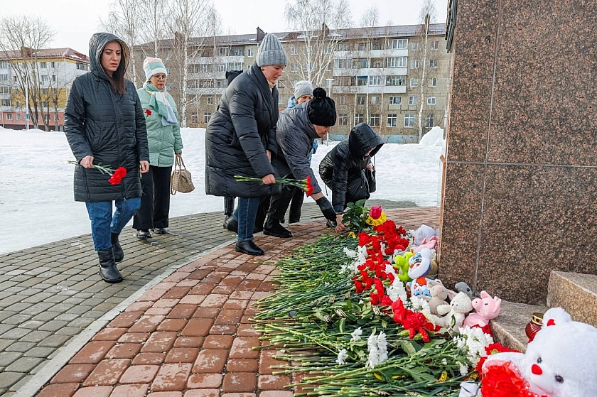 Жители наших городов несут цветы в память о погибших в результате трагедии в «Крокус Сити Холле» в Подмосковье