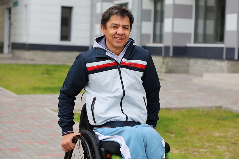 Жителю Лангепаса подарили инвалидную коляску