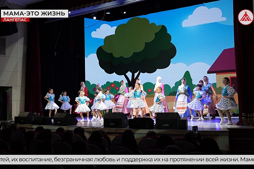Концерт «Весь мир в твоих руках» ко Дню матери прошёл в Лангепасе