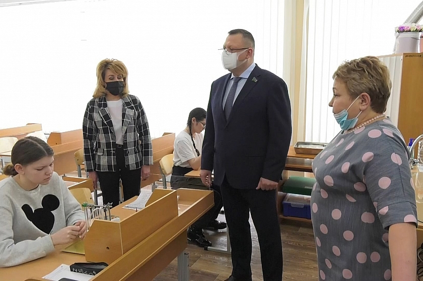 Депутат Думы Югры Александр Нохрин подарил оборудование лангепасской школе