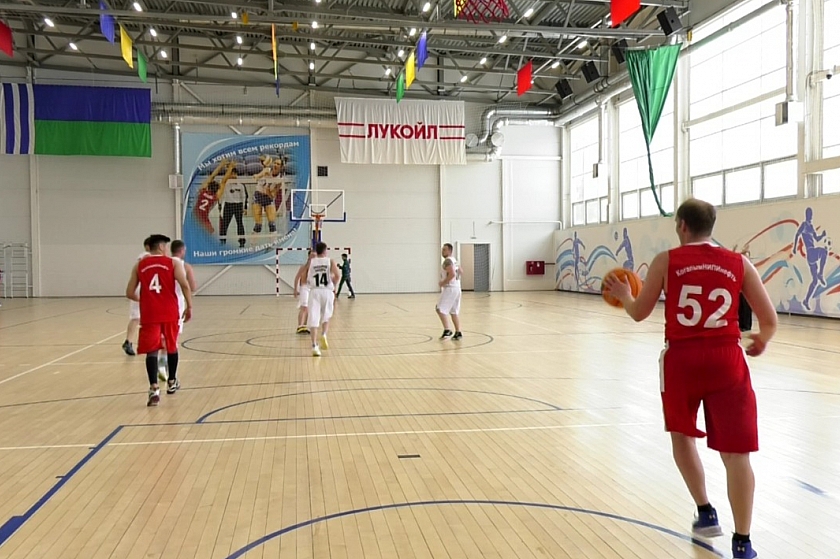 В Когалыме продолжаются соревнования по баскетболу среди трудовых коллективов 