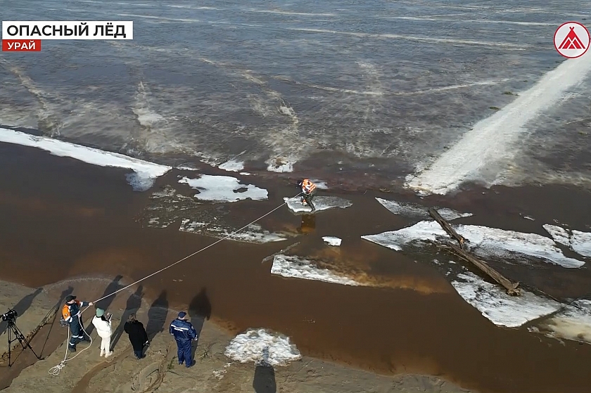 Урайские спасатели провели замеры на реке Конде