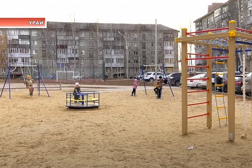 В Урае обновили 12 придомовых детских площадок