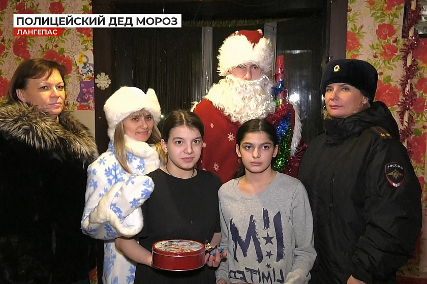 Полицейский Дед Мороз поздравил детей в Лангепасе
