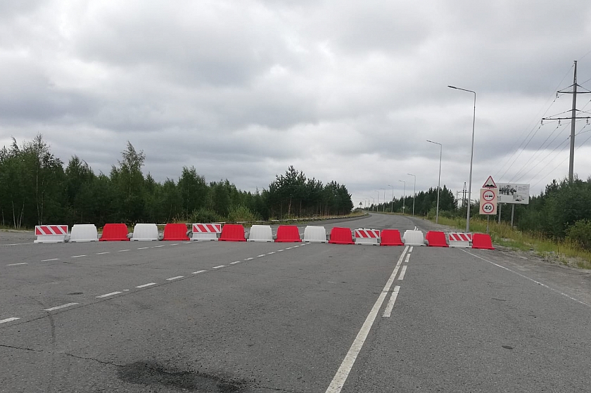 В Когалыме перекрыли движение через мост на Повховском шоссе