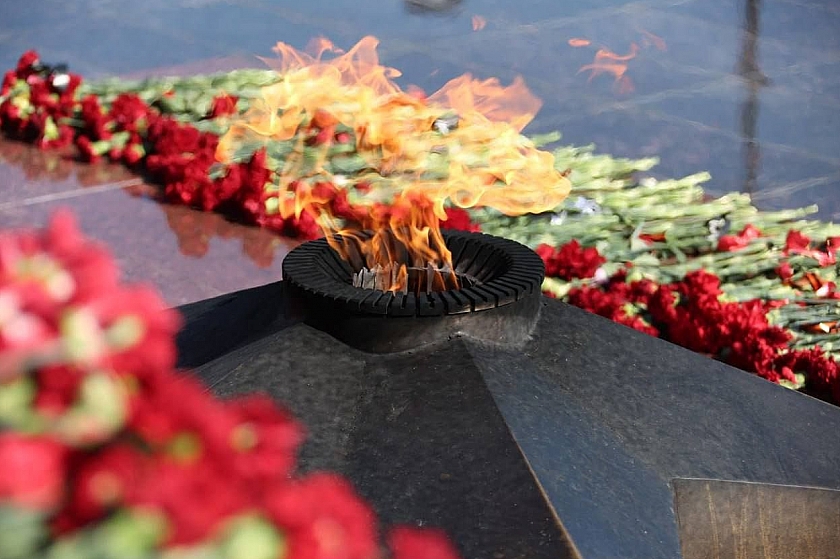 Жители наших городов несут цветы к мемориалам Памяти в День Победы!