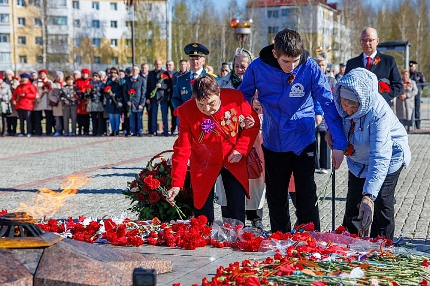 В Урае возложили цветы к мемориалу Памяти