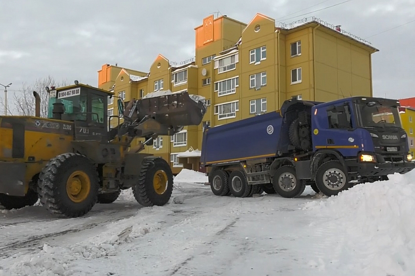 Уборка снега в Лангепасе продолжается