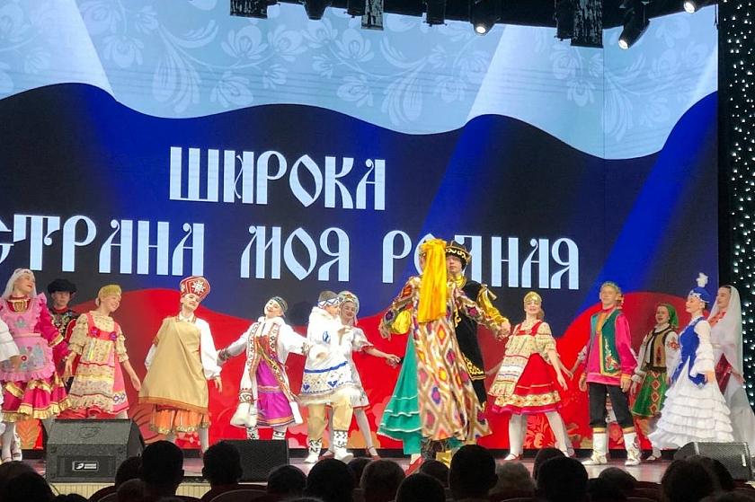 «Широка страна моя родная» - в Лангепасе состоялся отчётный концерт ансамбля «Отрада» 