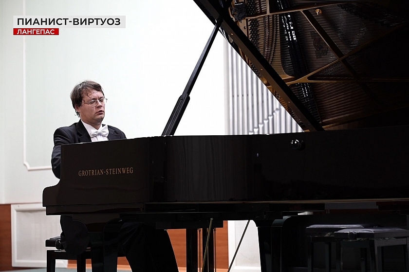 В Лангепасе выступил один из лучших пианистов Сибири Александр Мальцев