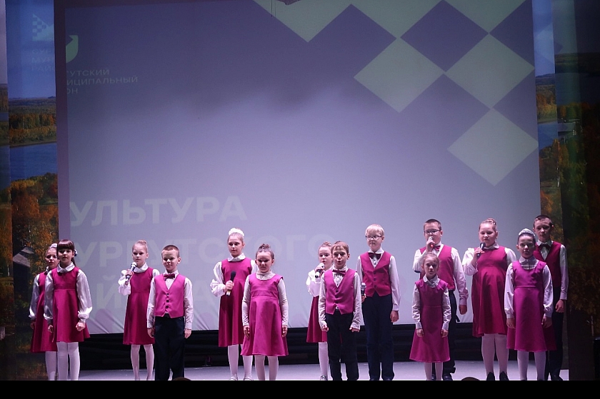 Андрей Ковальский подарил сценические костюмы участникам вокального ансамбля «Млада» с. п. Локосово