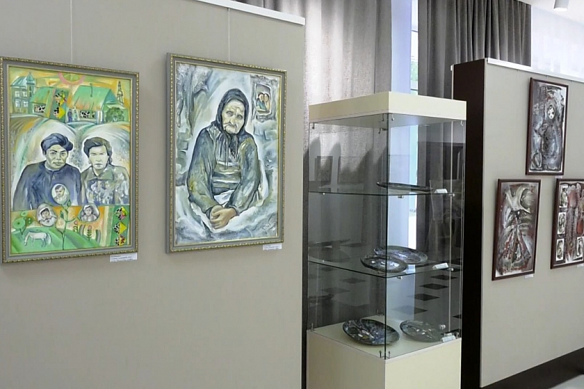В урайском музее работает выставка картин, нарисованных нефтью
