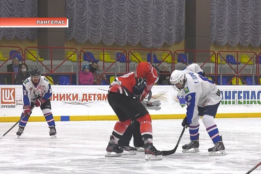 На ледовой арене в Лангепасе состоялся матч, приуроченный к 75-летию отечественного хоккея