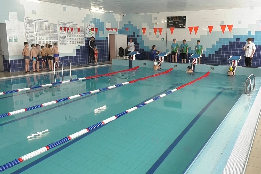 В Покачах стартовали открытые соревнования по плаванию среди детей и подростков 