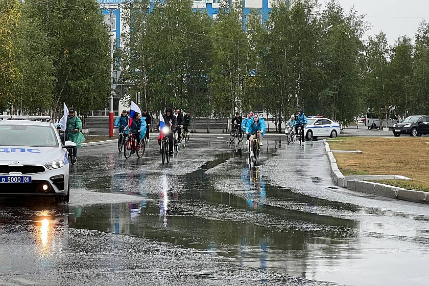 Когалымчане посвятили велопробег Дню государственного флага 